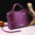 Vista detallada de un bolso retro morado con textura de cocodrilo en relieve 3D - Púrpura profundo
