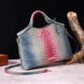Vista detallada del lujoso grabado de cocodrilo en bolso de cuero vintage multicolor - Azul Gris + Rojo Purpúreo