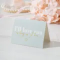 Primer plano de tarjeta de felicitación azul con corazón y texto romántico en oro. - Amor de mi vida