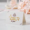 Primer plano del mensaje Happy Birthday en pan de oro en tarjeta de felicitación - Feliz cumpleaños