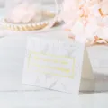 Elegante tarjeta de felicitación blanca doblada con texto en pan de oro y flores finas. - Espero Que Puedas Encontrarte Con Tu Serendipia