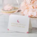 Elegante tarjeta de felicitación doblada con luna de pan de oro y un texto tierno - Acompañarte Durante Mucho Tiempo