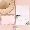 Primer plano de elegantes tarjetas de felicitación con lámina de oro y flores - Estilo Niño Feliz / Sobre + Bolsa OPP
