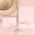 Vista dall'alto di eleganti biglietti d'auguri in lamina d'oro rosa con design Birthday - Stile Happy Birthday / Busta + Sacchetto OPP