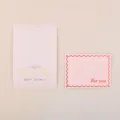 Elegantes tarjetas de felicitación rosas con texto en pan de oro y bordes rojos ondulados - Vive Una Buena Vida (Estampado Oro Minimalista) / Paquete de 10