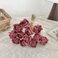 Un ramo de 12 rosas artificiales vintage con bordes quemados en color rojo oscuro - Rojo