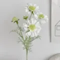 Elegante künstliche weiße Scabiosa-Blume mit realistischen grünen Blättern für die Deko - Milchweiß