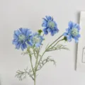 Eleganter künstlicher Scabiosa-Blütenstiel mit 4 blauen Köpfen für Heim- und Hochzeitsdeko - Mittelblau