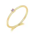 Anillo fino minimalista chapado en oro con una delicada piedra de circón púrpura. - Talla 5 / Oro Claro + Piedra Morada