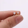 Gedetailleerde close-up van zirkoon oorknopjes met schroefsluiting in zilver en goud - Ronde Knop (KAE194-1-1) / Zilver Rond Zirconia (KAE194-1-1)