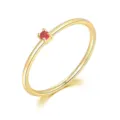 Elegante anillo fino de oro minimalista con una pequeña piedra de circonita roja - Talla 5 / Oro Claro + Piedra Azul Real