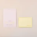Tarjetas de felicitación minimalistas en rosa y amarillo con elegante texto dorado. - Vive Bien Y Encuéntrate Lentamente Estilo / Sobre de Bronceado Amarillo + Bolsa OPP