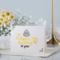 Elegante tarjeta de cumpleaños minimalista con detalles dorados y diseño de pastel - Feliz cumpleaños
