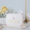 Elegante tarjeta de felicitación blanca con texto en pan de oro y diseño de luna - Accompany You Always