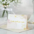 Elegante tarjeta de felicitación floral con texto dorado para el Día de la Madre - Eres Mi Pequeña Belleza