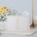 Elegante tarjeta de felicitación creativa con pan de oro, texto Love y cara sonriente - Love Love Love