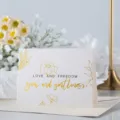 Elegante tarjeta de felicitación plegable minimalista con pan de oro y diseño floral - Love And Freedom