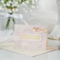 Elegante tarjeta de felicitación de mármol con pan de oro, mensaje romántico y sobre - Estás En Mi Corazón