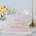 Elegante tarjeta de felicitación rosa plegada con texto en lámina de oro y sobre - Live Well Meet Slowly