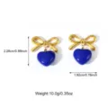 Detaillierte Ansicht der Vintage-Schleifenohrringe mit blauem Herzanhänger und Maßen - Blaue Emaille-Herz-Hängeohrringe auf Goldgrund (E01214G-BLUE)