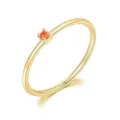 Vista detallada de un anillo fino dorado minimalista con una circonita naranja única - Talla 5 / Oro Claro + Piedra Rojo Naranja