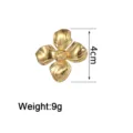 Vista dettagliata della spilla a fiore dorato con dimensioni 4cm e peso 9g - Fiore a Quattro Petali 3D Oro (CXXZ018)