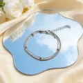 Detailansicht eines eleganten mehrlagigen silbernen Edelstahlarmbands auf einer Spiegelung - Stil B Perlenkette (CXA035-B) / Fußkettchen
