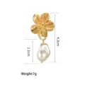 Dettaglio di una spilla a fiore dorato 3D con perla barocca, che mostra la lunghezza di 4,3 cm - Fiore Oro Con Perla Barocca (CXXZ020)