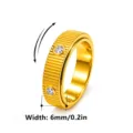 Detailansicht eines 6 mm breiten goldenen gerippten Spinner-Rings mit funkelnden Kristallen - Größe 6 / Goldton
