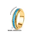 Detailansicht des 6mm goldenen Titanstahl-Drehrings mit blauer Opaleinlage. - Größe 6 / Gold