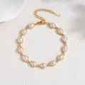 Détail d'un bracelet en acier inoxydable plaqué or 18k avec perles en forme de goutte - Style Perle en Goutte