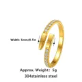 Detailansicht eines vergoldeten 304 Edelstahlrings mit Strasssteinen und Maßangaben - Linien-Stil (WLR2138) / Gold