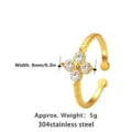Detailansicht des mit 18k Gold beschichteten Kleeblattrings aus Edelstahl mit Kristallen. - Kleeblatt (WLR2139) Gold