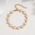 Vue détaillée du bracelet en perles d'acier titane avec cadres dorés ronds et chaîne réglable. - Style Perle Ronde