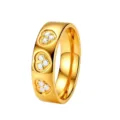 Vergoldeter Edelstahl-Herzring mit funkelnden Strasssteinen auf weißem Hintergrund - Größe 6 / Herz Stil (CXWLR2145) / Gold
