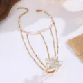 Detalle de cadena de mano vintage dorada con flor 3D blanca y perlas elegantes - Flor de Textura de Perla Blanca 3D (M-B1375-B)