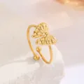 Detailansicht eines minimalistischen, 18 Karat vergoldeten Rings mit gefalteter Schleife. - Plissee-Schleifen-Stil (CXR946-L)