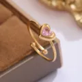 Detailansicht eines minimalistischen 18k vergoldeten Rings mit rosa Herz-Edelstein - Rosa Herz-Stil (CXR946-A)