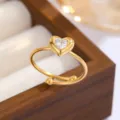 Nahaufnahme des 18 Karat vergoldeten offenen Rings mit klarem Kristall in Herzform - Klarer Herz-Stil (CXR946-B)