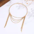 Dettaglio di bracciale da braccio aperto bohémien con nappe multistrato in oro. - Oro Stile D