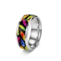 Edelstahlring mit lebhaften Regenbogenfedermustern auf einem schwarzen Band - Größe 6 / Stahlfarben