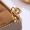 Nahaufnahme eines eleganten 18k vergoldeten Blumenrings mit einem Zirkonia-Stein. - Rosenblumen-Stil (CXR946-D)