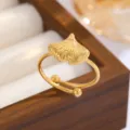 Detailaufnahme eines minimalistischen 18k vergoldeten Ginkgoblatt-Rings in Schmuckschatulle - Ginkgoblatt-Stil (CXR946-E)