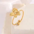 Detailansicht eines 18 Karat vergoldeten Blumenrings mit Zirkonia-Akzent - Strukturierter Blumen-Stil (CXR946-I)