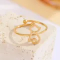 Detaillierte Nahaufnahme des minimalistischen offenen Katzenrings aus 18 Karat Gold auf Stein - Katzenform-Stil (CXR946-K)