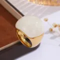 Detailansicht eines goldenen Vintage-Edelstahlrings mit weißem marmoriertem Kunststein - Größe 7 / Weiß Marmoriert (Stil A)