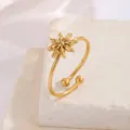 Detailansicht eines 18k Gold Sonnenblumen-Rings auf einer strukturierten Basis. - 3D-Blumen-Stil (CXR946-N)
