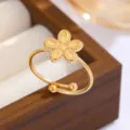 Makroansicht des 18k vergoldeten offenen Blumenrings mit mattierten Blütenblättern - Mattierter Blumen-Stil (CXR946-O)