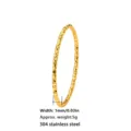 Detailansicht eines 1 mm goldfarbenen Edelstahlrings mit einer markanten gehämmerten Textur. - Größe 6 / Verdrehter Wellenstil (CXWLR2160) / Gold