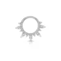 Detailopname van een zilveren piercing ring met peergeslepen zirkonia steentjes. - Zilveren Clicker Ring